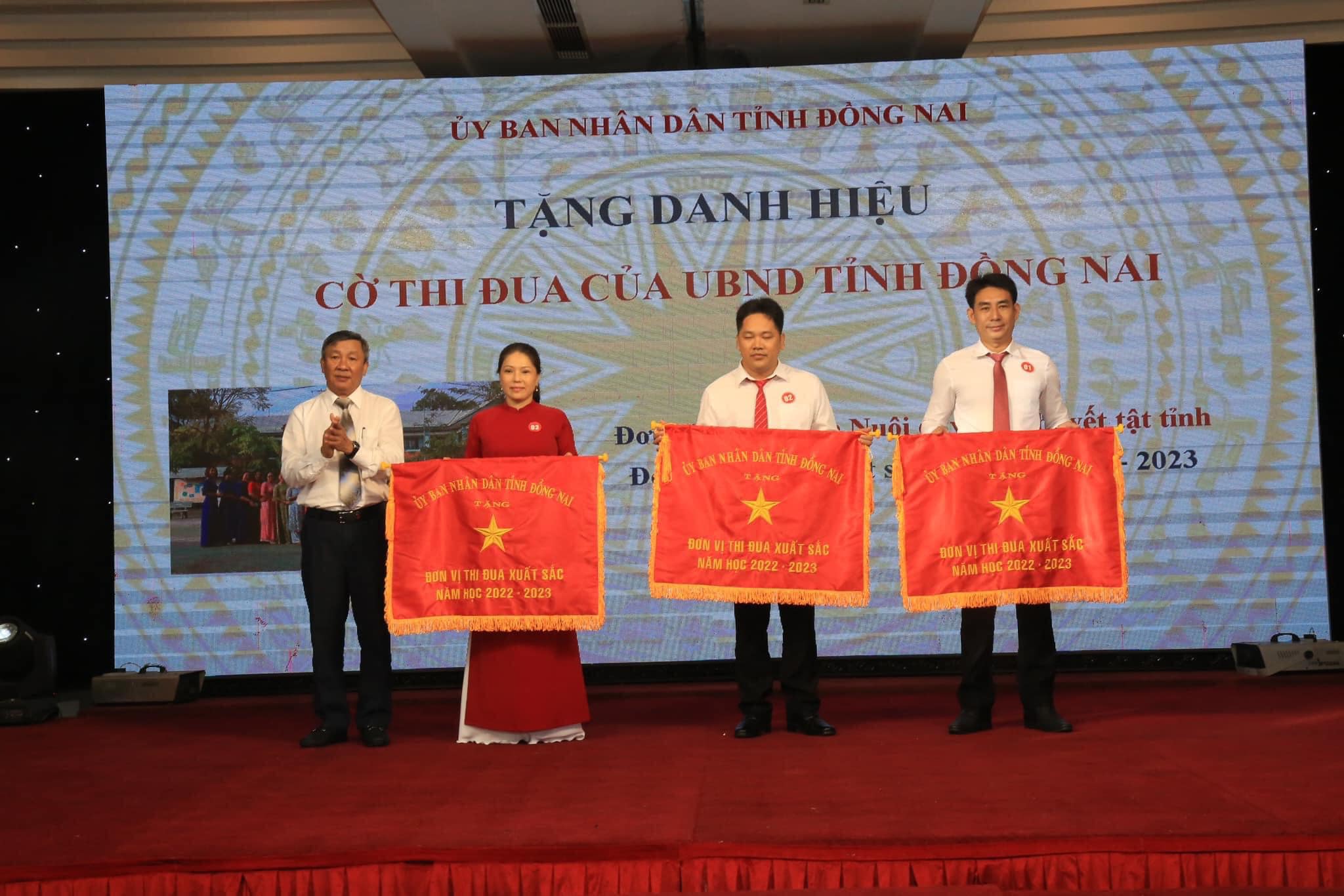 Nhận Cờ thi đua xuất sắc
